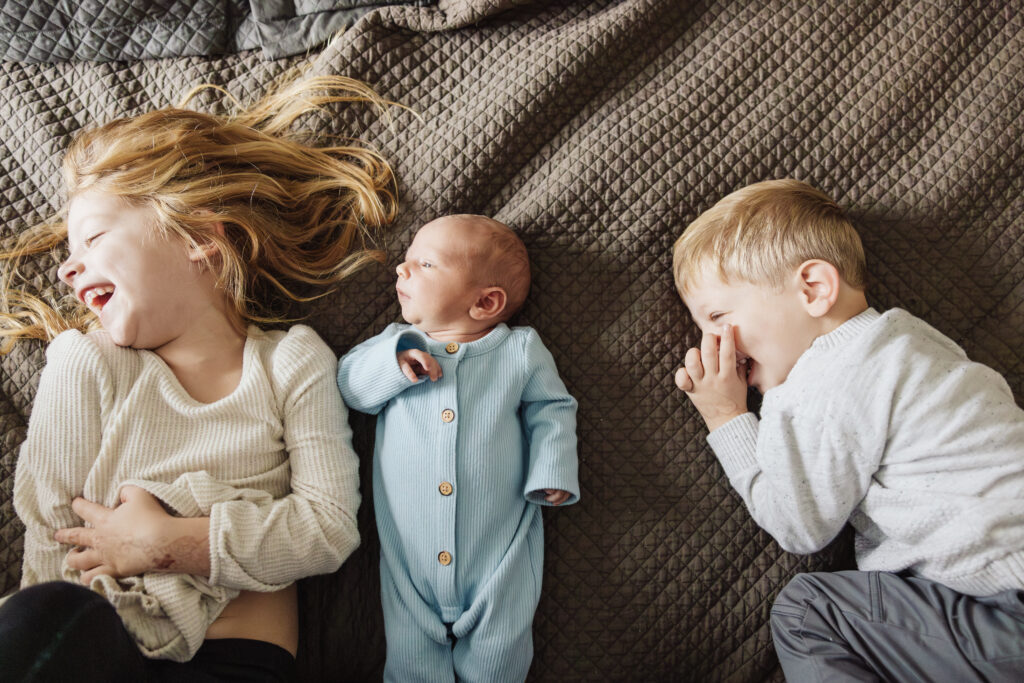 in home newborn photography with siblings in Chicago, IL